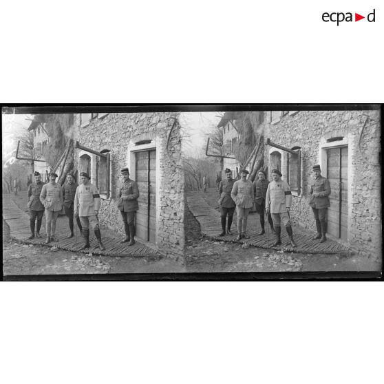 Près de Possagno, le général commandant la division qui a pris le Mont Tomba et ses officiers devant son PC. [légende d’origine]