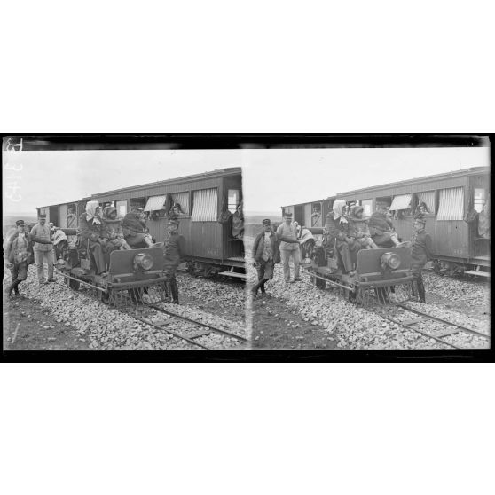 Automotrice transportant le général Barrès et son état-major de Fez à Rabat. [légende d’origine]