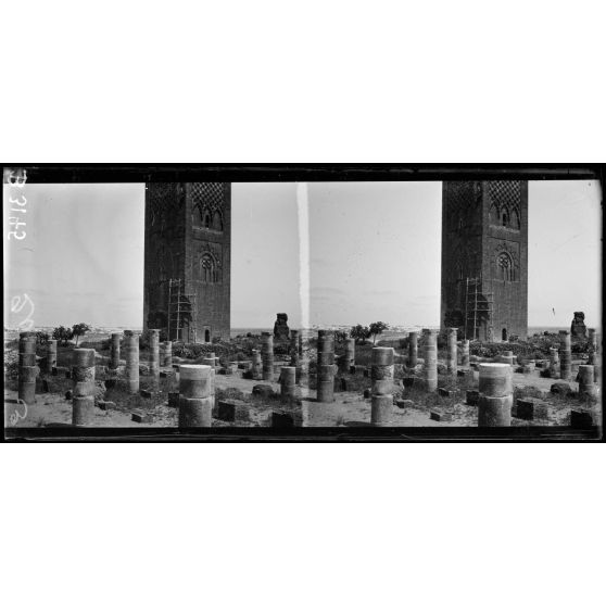 Rabat, la tour Hassan et les colonnes ruinées d’une ancienne mosquée. [légende d’origine]