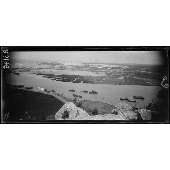 Panorama de Salé et Rabat séparés par l’oued. [légende d’origine]