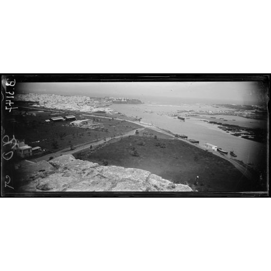 Panorama de Salé et Rabat séparés par l’oued. [légende d’origine]