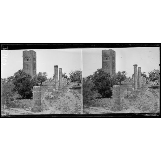 Rabat, la tour Hassan et les colonnes ruinées d’une ancienne mosquée. [légende d’origine]