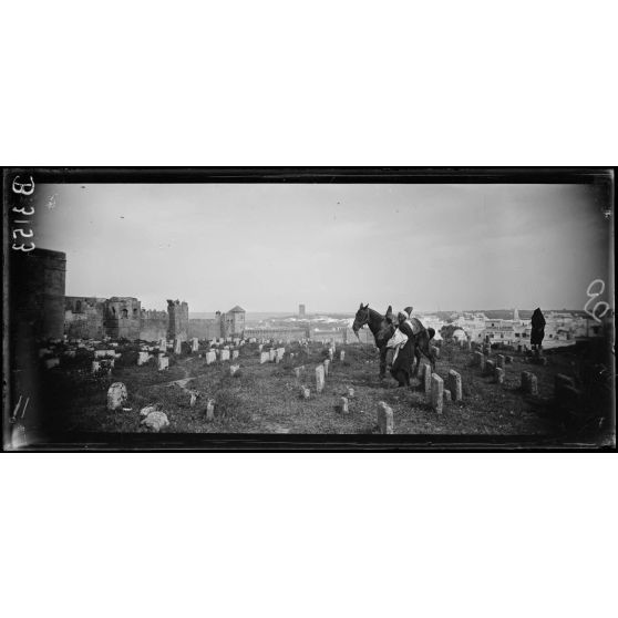 Rabat, vue prise du cimetière arabe sur la ville à droite, la tour Hassan (au centre) et les remparts de la kasbah des Oudaya. [légende d’origine]