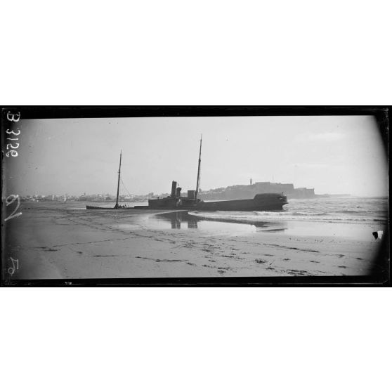 Rabat, à l’entrée du port, navire ensablé sur la plage de Salé. [légende d’origine]