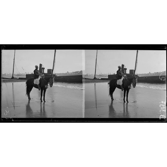 Sur la plage de Salé, tirailleur indigène à cheval. [légende d’origine]