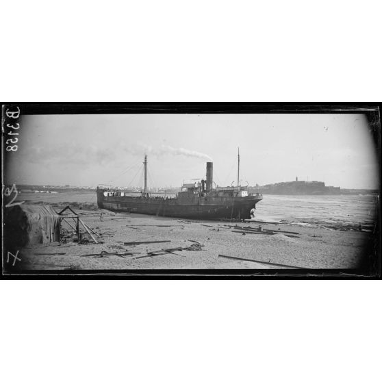 Port de Rabat, le Mauritanie, navire ensablé sur la plage de Salé. [légende d’origine]