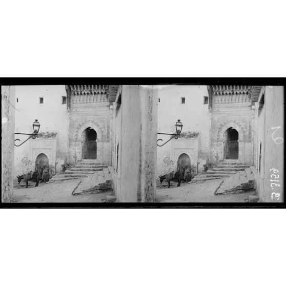 Une place de Salé, à gauche. fontaine, à droite entrée d’une medersa. [légende d’origine]