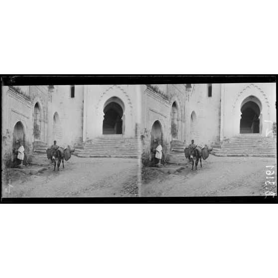 Une place de Salé, à gauche fontaine, entrée d’une medersa, à droite, entrée d’une mosquée. [légende d’origine]