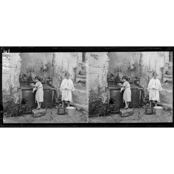 Salé, enfants à la fontaine. [légende d’origine]