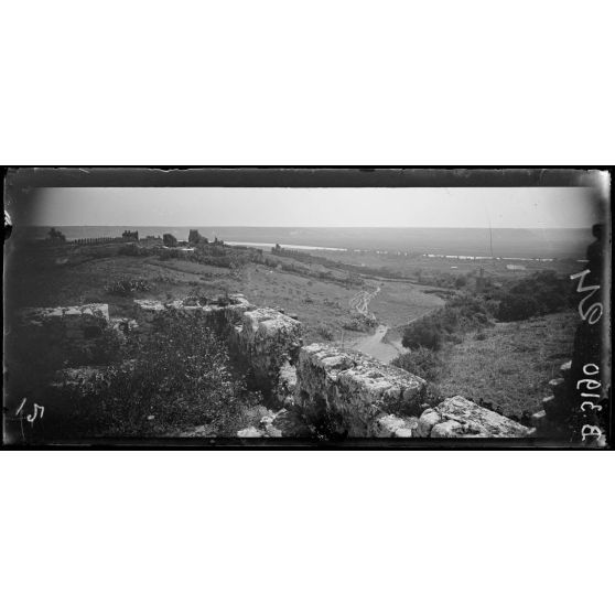 Environs de Rabat, les remparts du Chellah, au fond l’oued Bou Regreg. [légende d’origine]