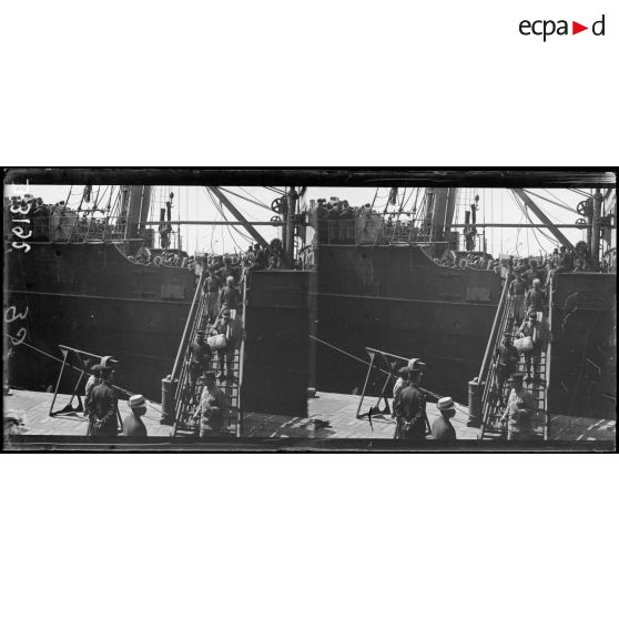 Marseille, débarquement de soldats du génie et de spahis. [légende d’origine]