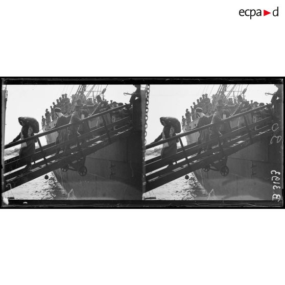 Marseille, débarquement de spahis. [légende d’origine]