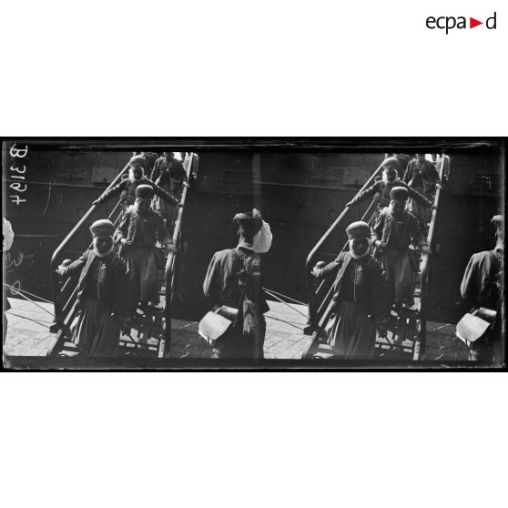 Marseille, débarquement de spahis. [légende d’origine]