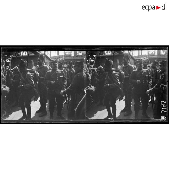 Marseille, débarquement de sénégalais. [légende d’origine]