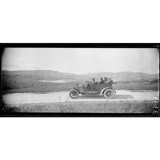 Environs de Fez, l’ingénieur commandant chargé de la direction des travaux de construction de la route de Fez à Tanger en tournée d’inspection. [légende d’origine]