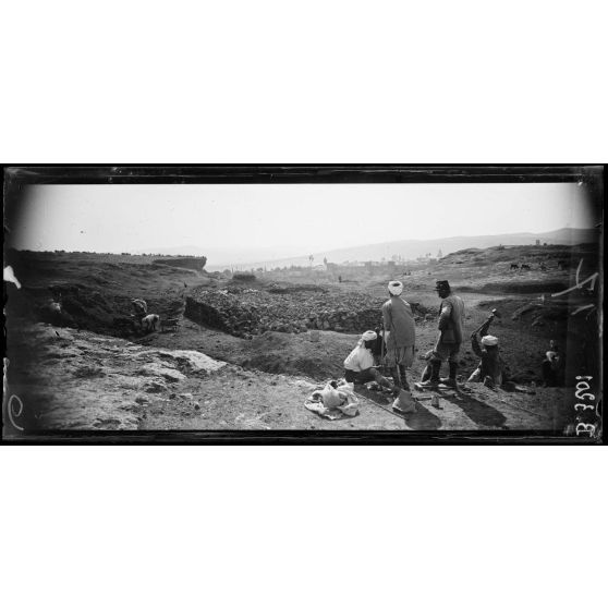 Fez, exploitation d’une carrière pour la confection des routes. [légende d’origine]