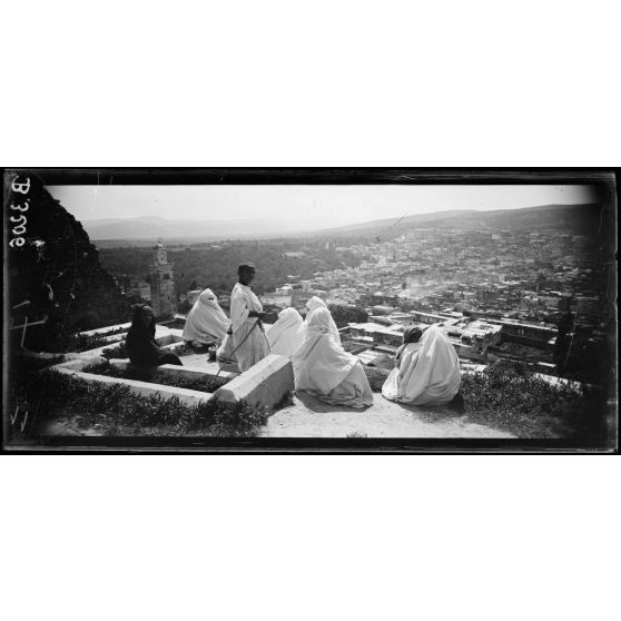 Fez, panorama du sud de la ville pris d’une terrasse du borj Nord. [légende d’origine]