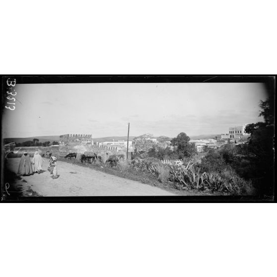 Sefrou, un coin de la ville et des remparts. [légende d’origine]