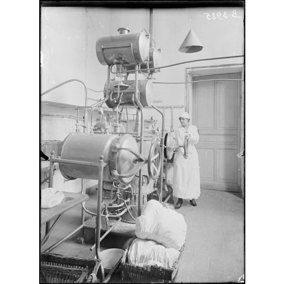 Ambulance américaine de Neuilly, salle de stérilisation. [légende d’origine]