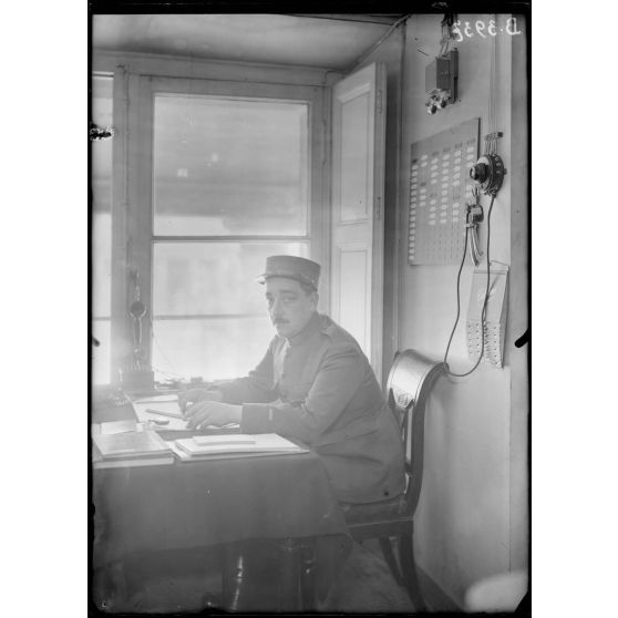 SPA, le chef du laboratoire, M. Jougla. [légende d’origine]