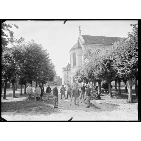 Juilly (Seine-et-Marne), ambulance américaine, un coin du parc. [légende d’origine]