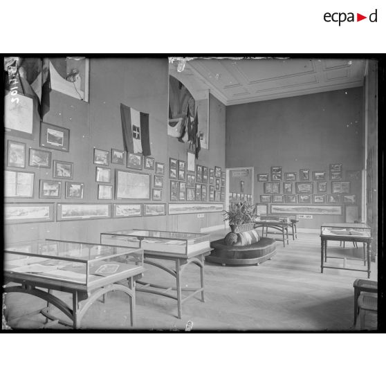 Paris, exposition de photographies de guerre. [légende d’origine]