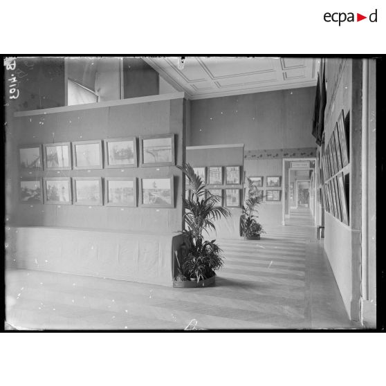 Paris, exposition de photographies de guerre. [légende d’origine]