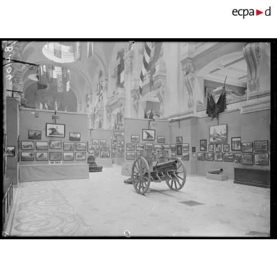 Paris, exposition de photographies de guerre. [légende d’origine]