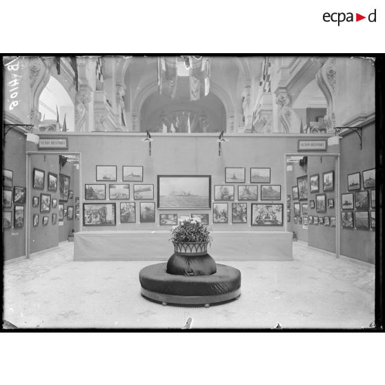 Paris, exposition de photographies de guerre. [légende d’origine]