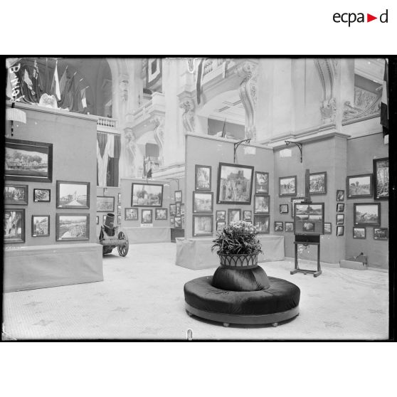 Paris, exposition de photographies de guerre. [légende d’origine]