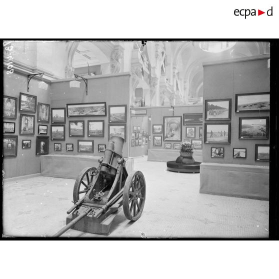 Paris, exposition de photographies de guerre. [légende d’origine]