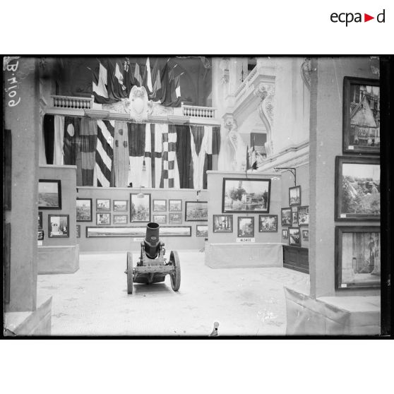 Paris, exposition de photographies de guerre. [légende d’origine]