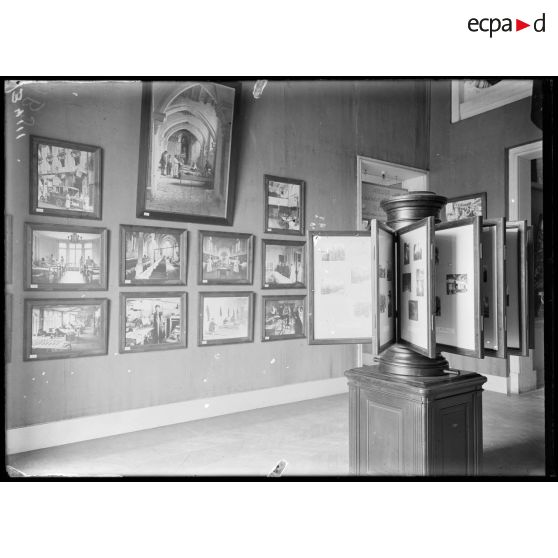 Paris, exposition de photographies de guerre. [légende d’origine]