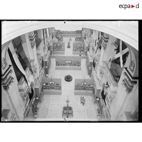 Paris, exposition de photographies de guerre. [légende d’origine]