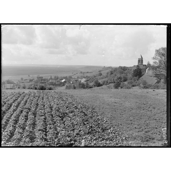 Allemant (Marne), village et panorama sur la plaine de l’Aube. [légende d’origine]