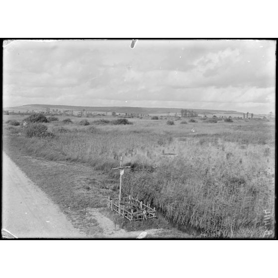 Route de Bannes (Marne), tombe française au bord du marais de St Gond. [légende d’origine]