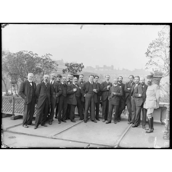 Paris. Sous-secrétariat des Beaux-Arts. Palais-Royal. Groupe de collaborateurs du sous-secrétaire d'État et de chefs de service de la Section photographique de l'armée. [légende d'origine]