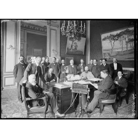 [Un groupe d'hommes politiques dans un bureau.]