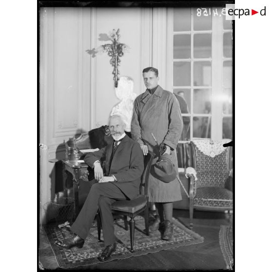 Palais de justice, bibliothèque de l’ordre des avocats, M. Théodore, bâtonnier du barreau de Bruxelles et son fils. [légende d’origine]