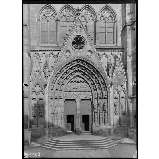Meaux (Seine-et-Marne), la cathédrale, porte des lions. [légende d’origine]