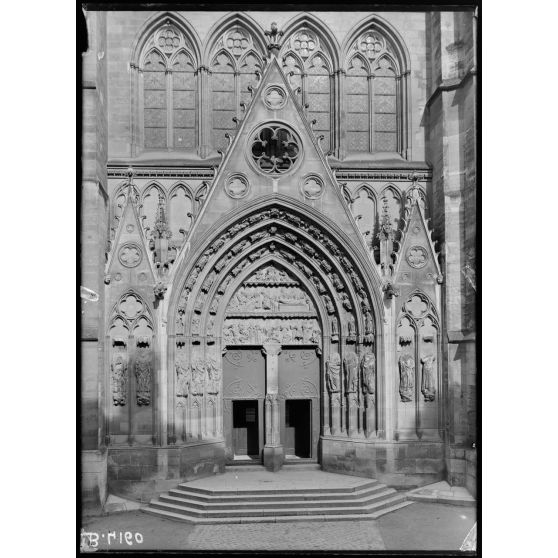 Meaux (Seine-et-Marne), la cathédrale, porte des lions. [légende d’origine]