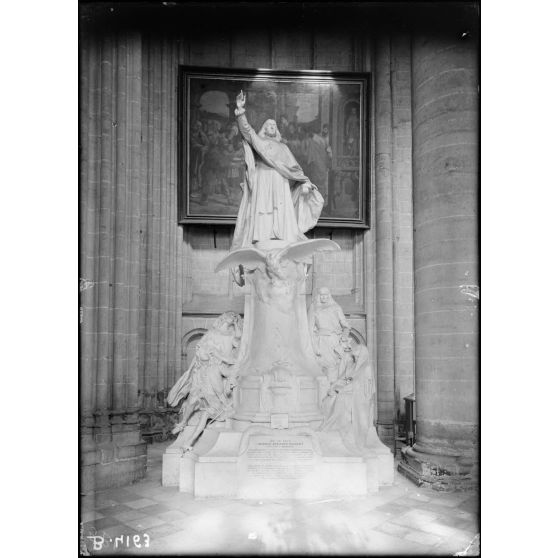 Meaux (Seine-et-Marne), le monument de Bossuet. [légende d’origine]