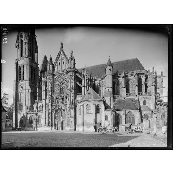 Senlis (Oise), la cathédrale, côté sud. [légende d’origine]