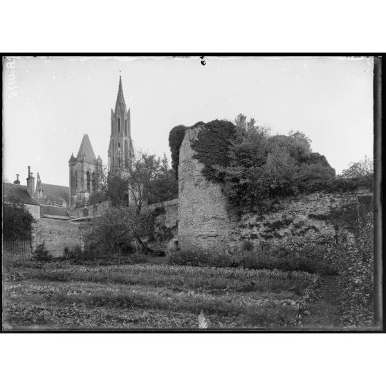 Senlis (Oise), mur d’enceinte et tour romaine du IV siècle, la cathédrale. [légende d’origine]