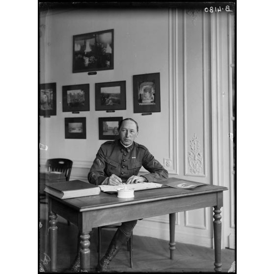 Paris, maison de la presse, le capitaine Millet chargé de la propagande dans les pays de langue anglaise. [légende d’origine)