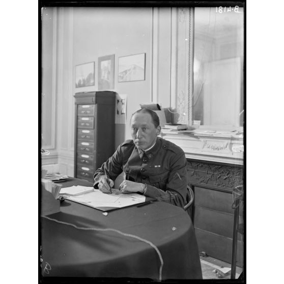 Paris, maison de la presse, le capitaine Millet chargé de la propagande dans les pays de langue anglaise. [légende d’origine)