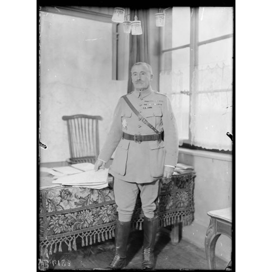 Souilly (Meuse). Le général Nivelle à son bureau. [légende d'origine]