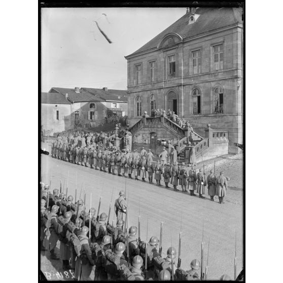 Souilly (Meuse). Remise de décorations par le duc de Connaught. [légende d'origine]