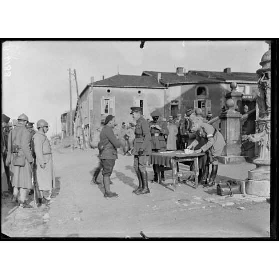Souilly (Meuse). Remise de décorations par le duc de Connaught. [légende d'origine]