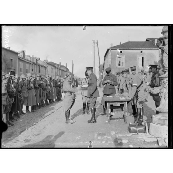Souilly (Meuse). Remise de décorations par le duc de Connaught. [légende d'origine]